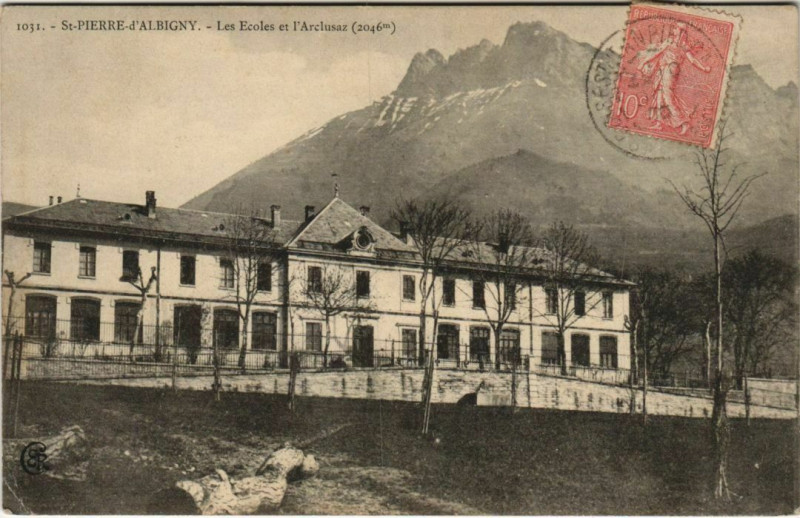 Carte postale ancienne Saint-Pierre-d'Albigny Les Ecoles et l'Arclusaz à Saint-Pierre-d'Albigny