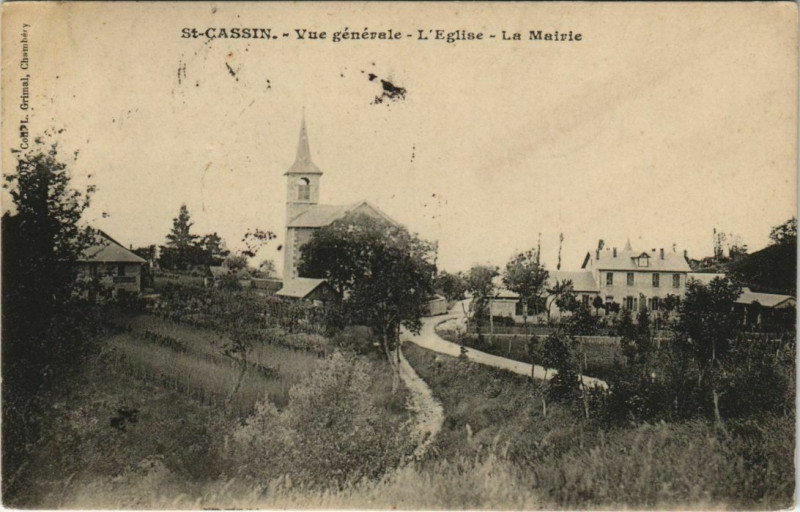Carte postale ancienne Saint-Cassin Vue Generale - L'Eglise - La Mairie à Saint-Cassin