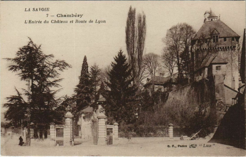 Carte postale ancienne Chambery L'Entree du Chateau et Route de Lyon
