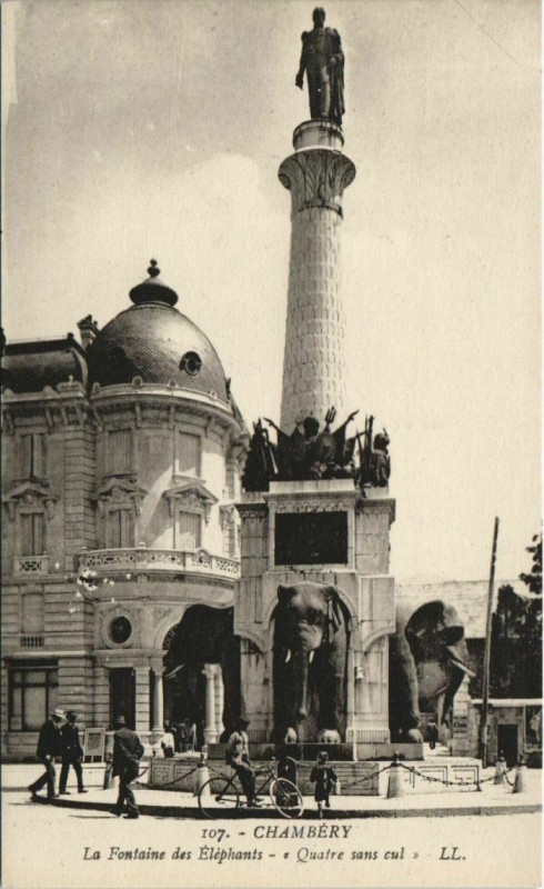 Carte postale ancienne Chambery La Fontaine des Elephants