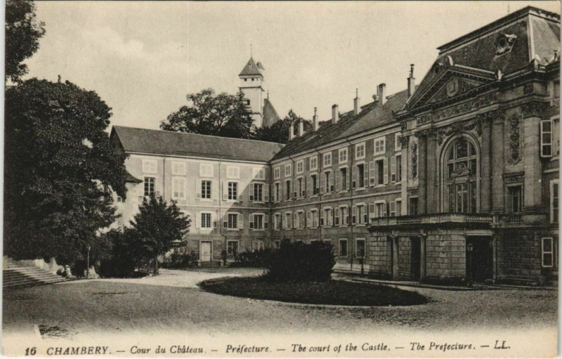 Carte postale ancienne Chambery Cour du Chateau - Prefecture