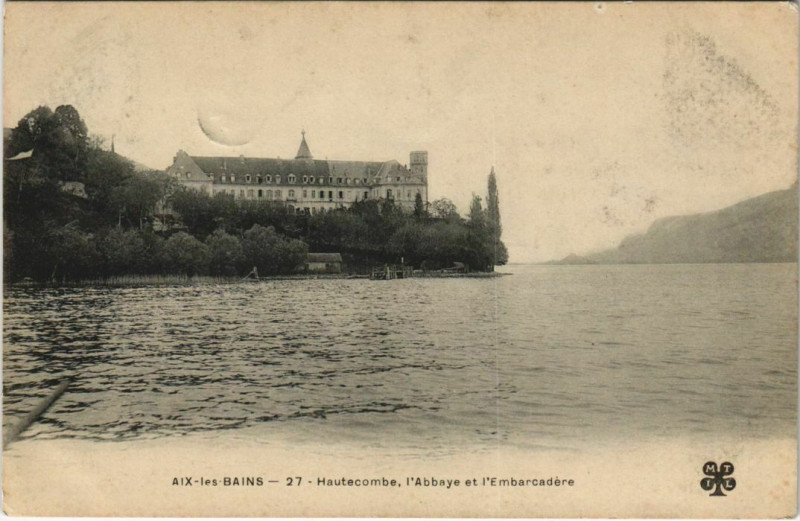 Carte postale ancienne Aix-les-Bains Hautecombe - L'Abbaye et l'Embarcadere à Aix-les-Bains