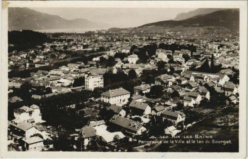 Carte postale ancienne Aix-les-Bains Panorama de la Ville et le Lac du Bourget à Aix-les-Bains