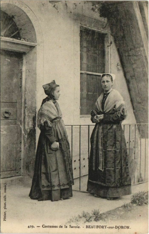 Carte postale ancienne Beaufort-sur-Doron Costumes - Femmes - Types à Beaufort