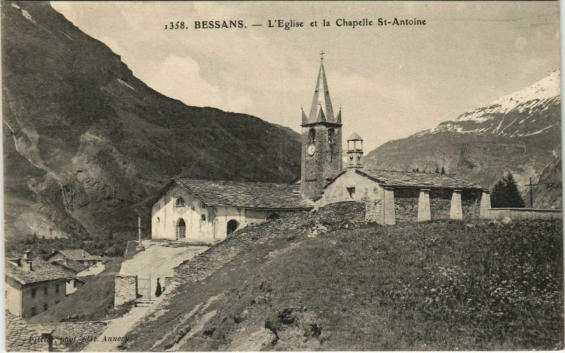 Carte postale ancienne Bessans L'Eglise et la Chapelle Saint-Antoine à Bessans