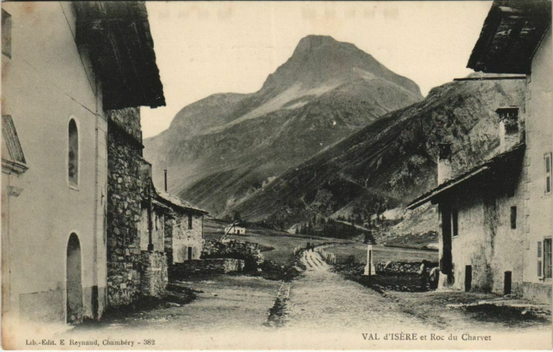 Carte postale ancienne Val-d'Isere et Roc du Charvet à Val-d'Isère
