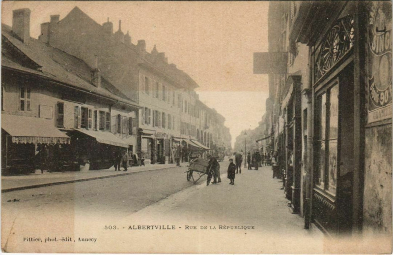 Carte postale ancienne Albertville Rue de la Republique à Albertville