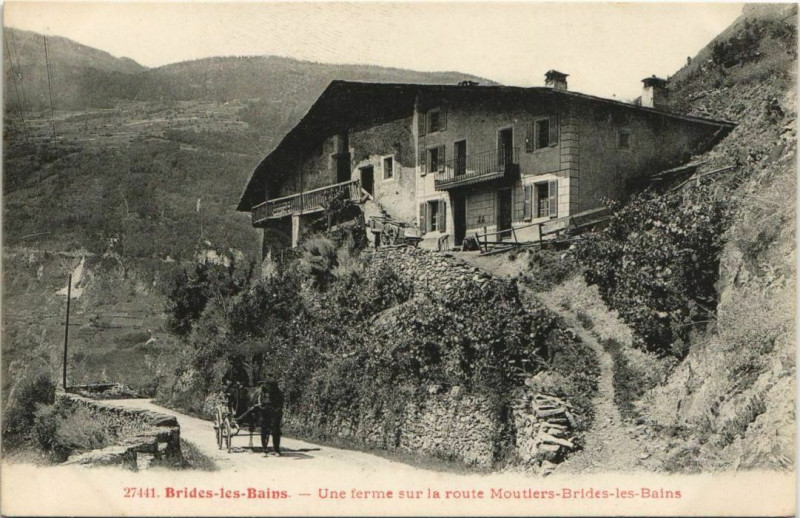 Carte postale ancienne Brides-les-Bains Une Ferme sur la Route Moutiers-Brides-les-Bains à Brides-les-Bains