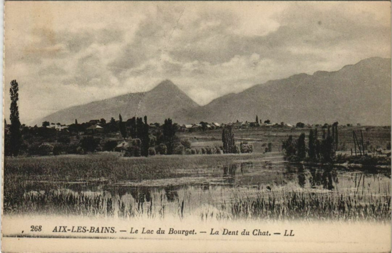 Carte postale ancienne Aix-les-Bains Le Lac du Bourget - La Dent du Chat à Aix-les-Bains