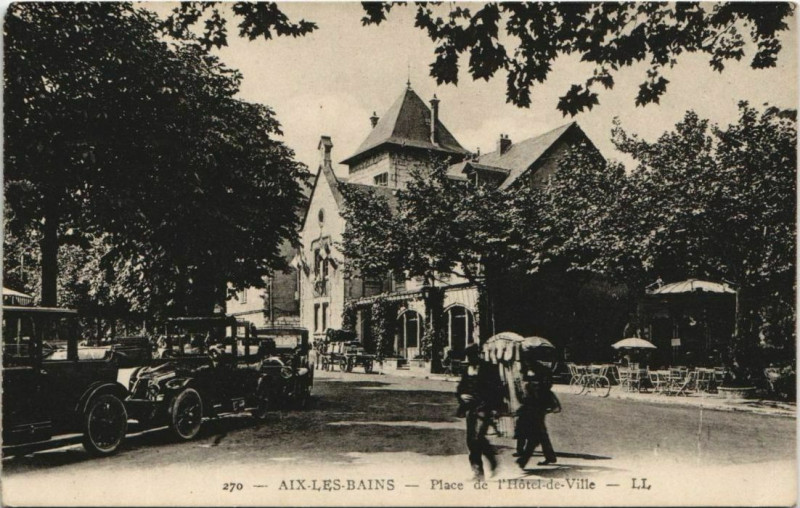 Carte postale ancienne Aix-les-Bains Place de l'Hotel de Ville à Aix-les-Bains