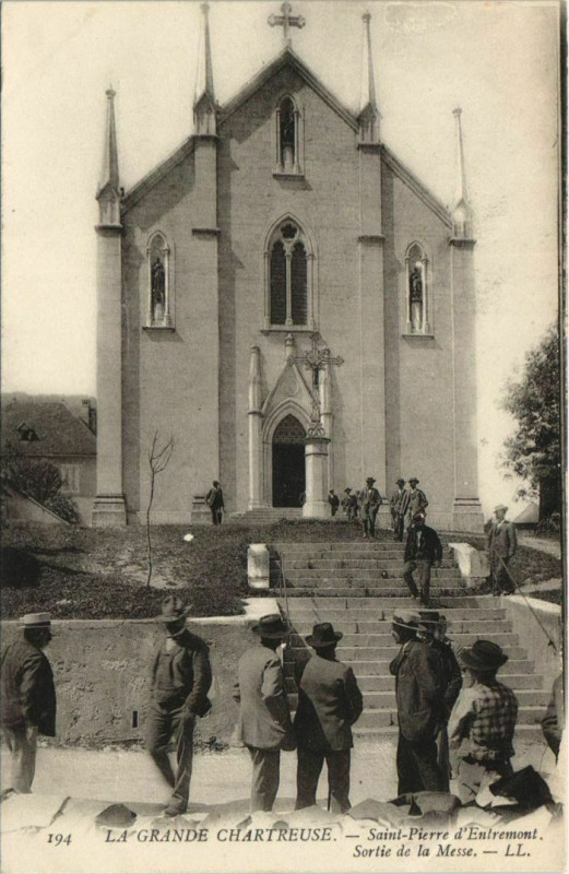 Carte postale ancienne Saint-Pierre-d'Entremont Sortie de la Messe à Saint-Pierre-d'Entremont