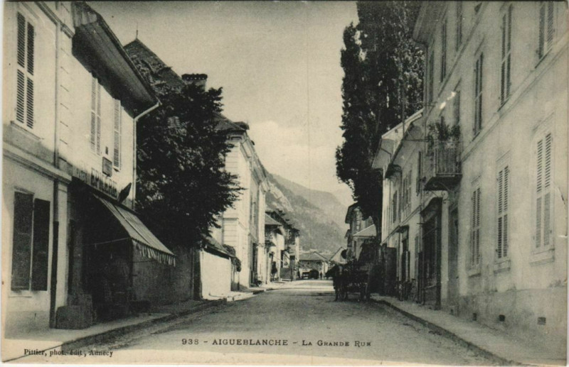 Carte postale ancienne Aigueblanche La Grande Rue