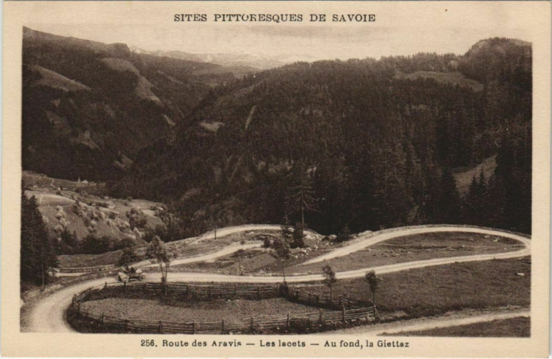 Carte postale ancienne La Giettaz Route des Aravis - Les Lacets - Au Fond la Giettaz à La Giettaz