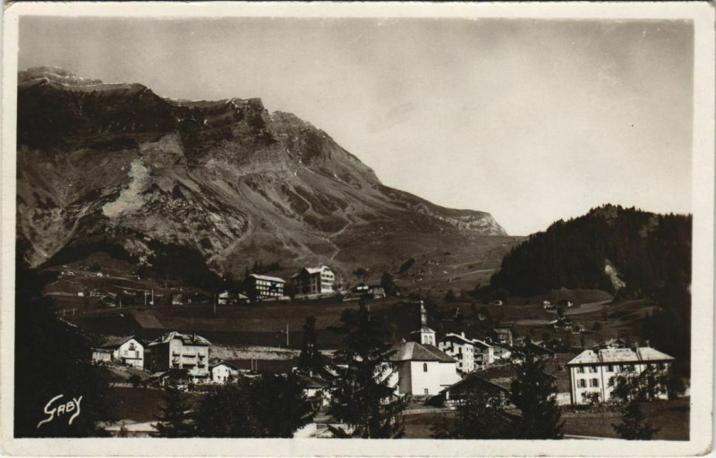 Carte postale ancienne La Giettaz Vue Generale et Rocher des Aravis à La Giettaz