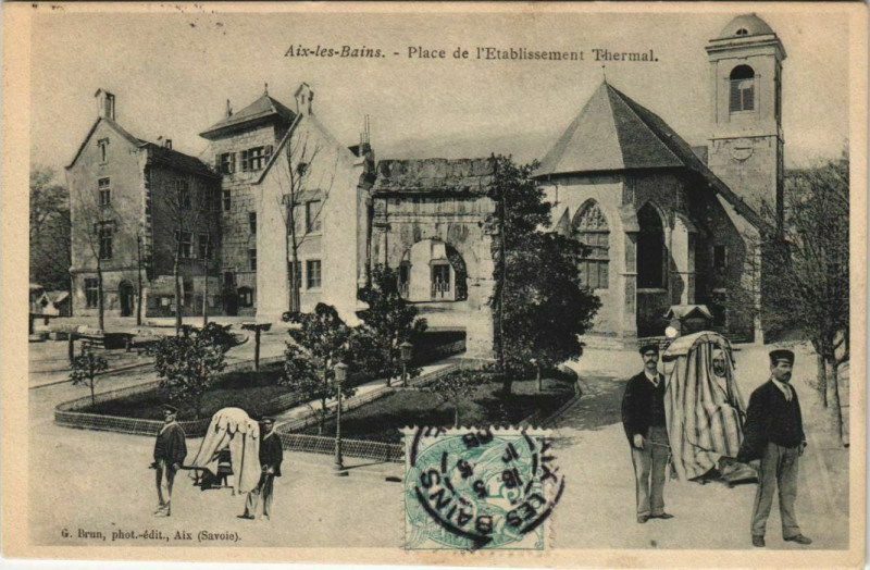 Carte postale ancienne Aix-les-Bains Place de l'Etablissement Thermal à Aix-les-Bains