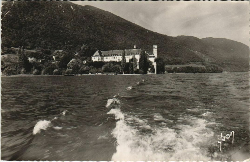 Carte postale ancienne Sur le Bateau en Quittant l'Abbaye d'Hautecombe