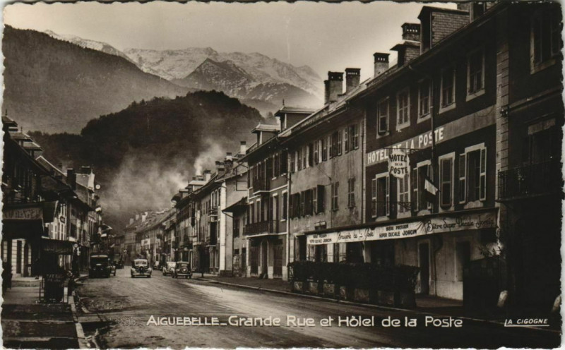 Carte postale ancienne Aigubelle Grande Rue et Hotel de la Poste