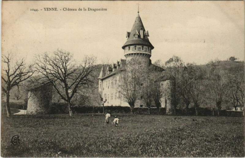 Carte postale ancienne Yenne Chateau de la Dragoniere à Yenne