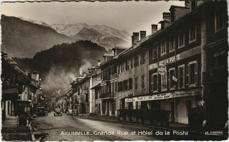 Carte postale ancienne Aigubelle Grande Rue et Hotel de la Poste
