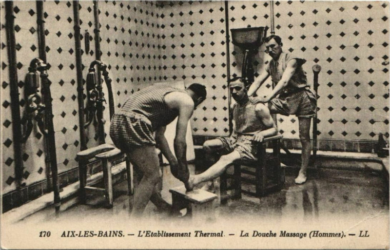 Carte postale ancienne Aix-les-Bains L'Etablissement Thermal - La Douche Massage à Aix-les-Bains