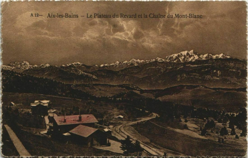 Carte postale ancienne Aix-les-Bains Le Plateau du Revard et la Chaine du Mont-Blanc à Aix-les-Bains
