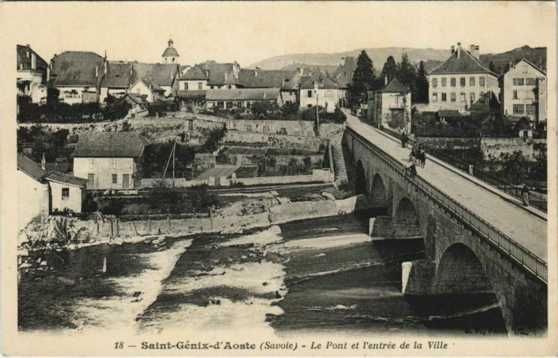 Carte postale ancienne Saint-Genix-d'Aoste Le Pont et l'Entree de la Ville