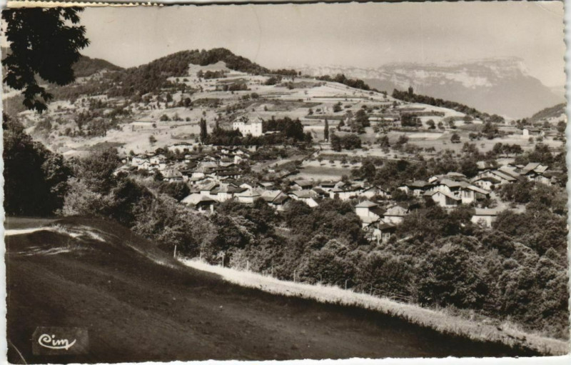 Carte postale ancienne Arvillard Vue sur le Mont-Pezard à Arvillard