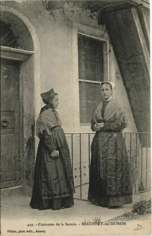 Carte postale ancienne Beaufort-sur-Doron Costumes - Femmes - Types à Beaufort