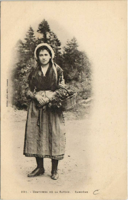 Carte postale ancienne Samoens Costume - Femme - Type