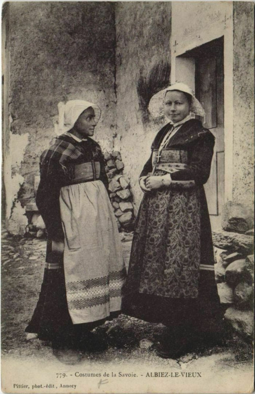 Carte postale ancienne Albiez-le-Vieux Costumes de la Savoie - Femmes - Types