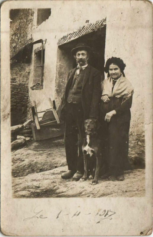 Carte postale ancienne Savoie - Couple with a Dog - Types