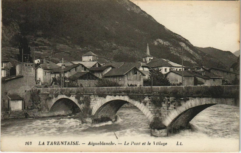 Carte postale ancienne Aigueblanche Le Pont et le Village - La Tarentaise