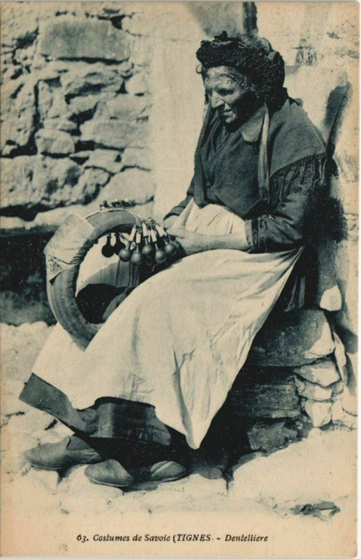 Carte postale ancienne Tignes Dentelliere - Costumes de Savoie - Type à Tignes