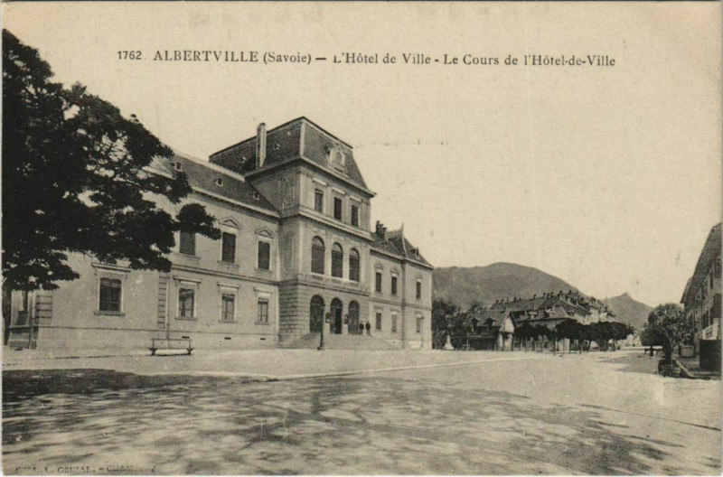 Carte postale ancienne Albertville L'Hotel de Ville - Le Cours de l'Hotel de Ville à Albertville