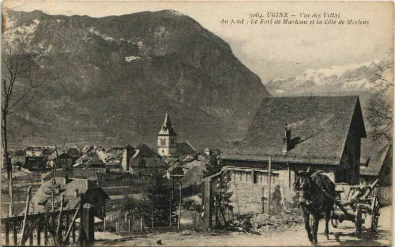 Carte postale ancienne Ugine Vue des Villas - Au Fond le Fort de Martcau à Ugine