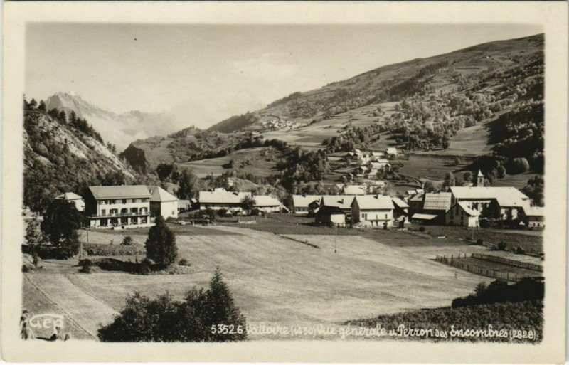 Carte postale ancienne Valloire Vue Generale et Perron des Encombres à Valloire