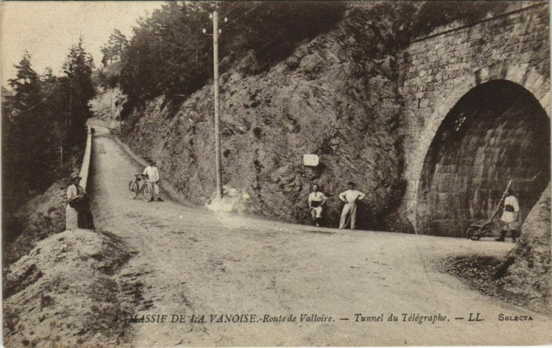 Carte postale ancienne Massif de la Vanoise - Tunnel du Telegraphe - Route de Valloire à Valloire