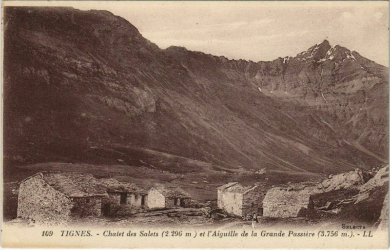 Carte postale ancienne Tignes Chalet des Salets et l'Aiguille de la Grande Passiere à Tignes