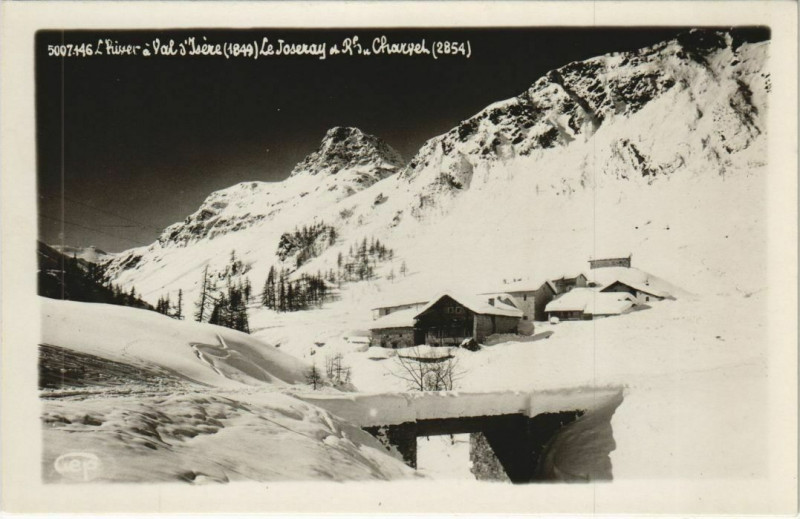 Carte postale ancienne Val-d'Isere Village Scene à Val-d'Isère