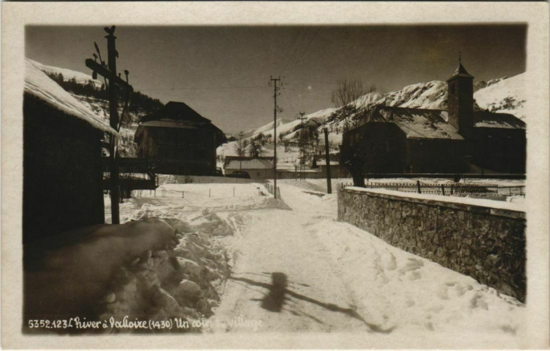 Carte postale ancienne Valloire L'Hiver a Valloire - Un Coin du Village à Valloire
