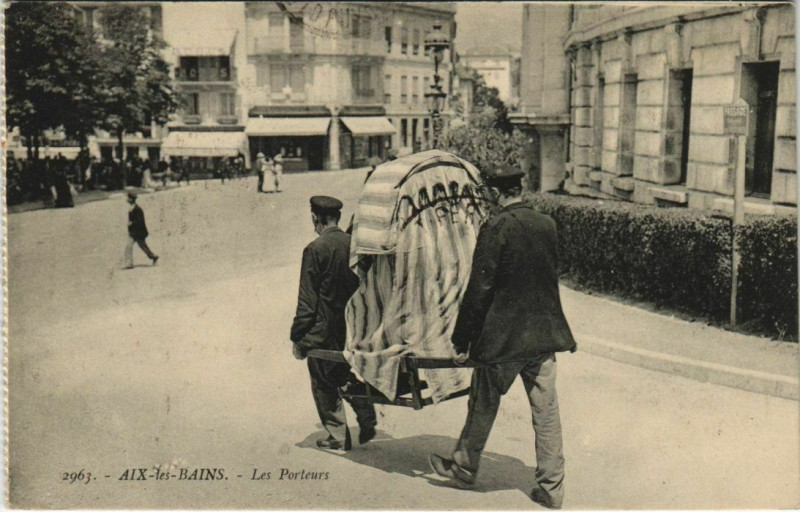Carte postale ancienne Aix-les-Bains Les Porteurs à Aix-les-Bains