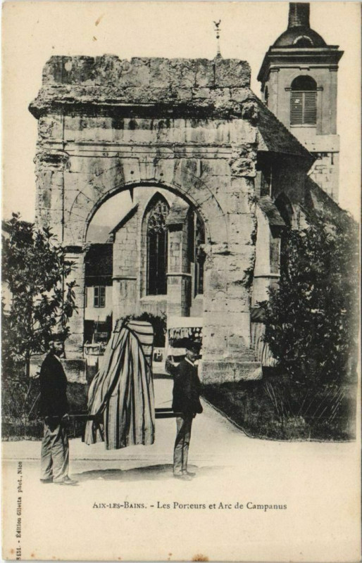 Carte postale ancienne Aix-les-Bains Les Porteurs et Arc de Campanus à Aix-les-Bains