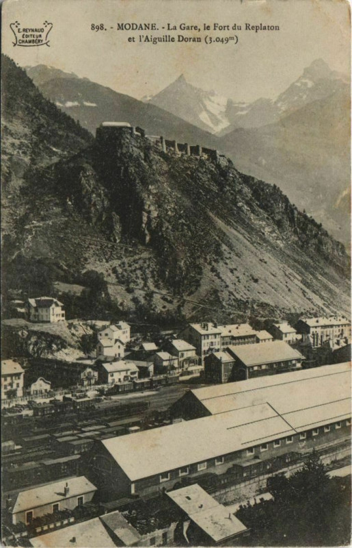 Carte postale ancienne Modane La Gare - Le Fort de Replaton et l'Aiguille Doran à Modane