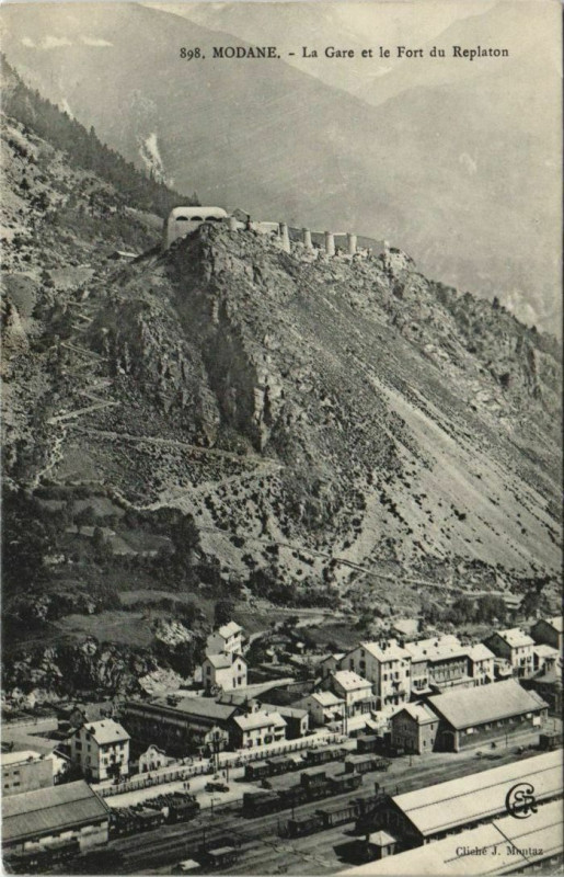 Carte postale ancienne Modane La Gare et le Fort du Replaton à Modane