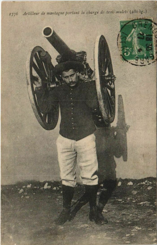 Carte postale ancienne Artilleur de Montagne Portant le Charge de Trois Mulets