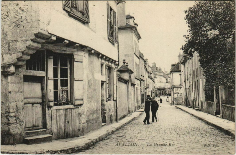Carte postale ancienne Avallon La Grande Rue France à Avallon