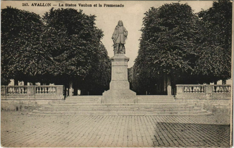 Carte postale ancienne Avallon La Statue Vauban et la Promenade France à Avallon