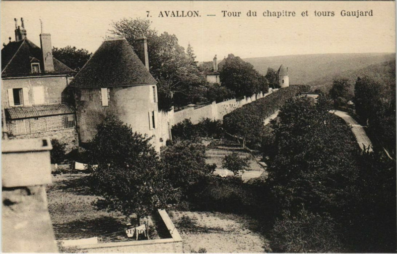 Carte postale ancienne Avallon Tour du chapitre et tours Gaujard France à Avallon