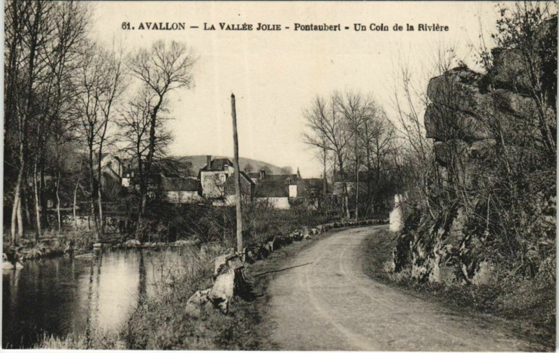 Carte postale ancienne Avallon Pontaubert, un coin de la Riviere France à Avallon