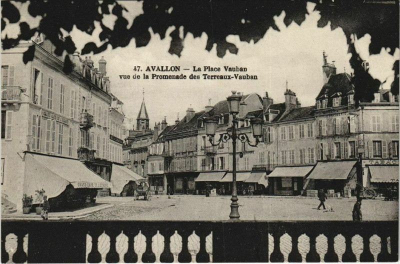Carte postale ancienne Avallon La Place Vauban France à Avallon